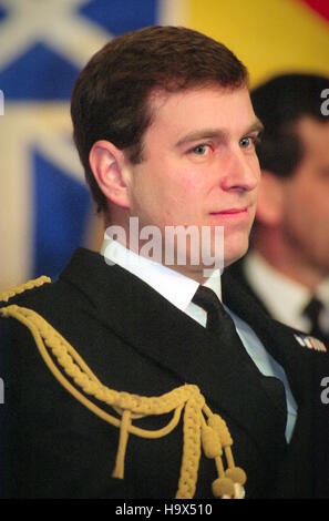 Son Altesse Royale le Prince Andrew visite de Cottesmore St Mary's RC École primaire à Hove, East Sussex, au moment où il était en service sur le HMS Cottesmore. Banque D'Images