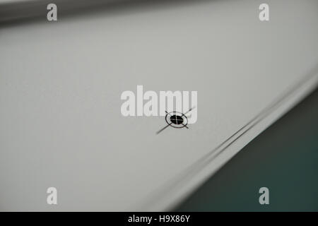 Pile de papier dans l'alignement des repères en print shop Banque D'Images