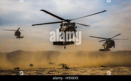 L'armée américaine d'hélicoptères UH-60 Black Hawk land au Centre National d'entraînement le 6 novembre 2016 à Fort Irwin, en Californie. Banque D'Images