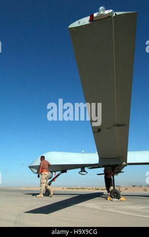 Des soldats américains mener des inspections pré-vol sur un RQ-1 Predator drone avant une mission aérienne pour l'opération Iraqi Freedom à la base aérienne de Balad, 15 septembre 2004 à Yathrib, l'Iraq. Banque D'Images