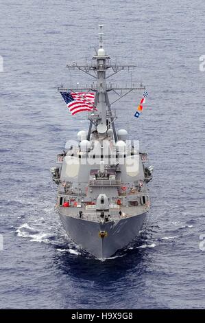 La marine américaine de la classe Arleigh Burke destroyer lance-missiles USS Hopper laisse le Joint Base Harbor-Hickam Pearl 15 Avril, 2011 à Honolulu, Hawaï. Banque D'Images