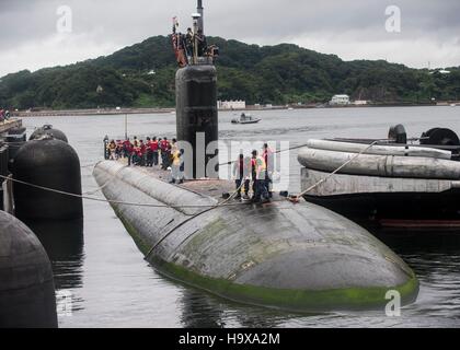 Les marins américains à bord de l'USN Los Angeles-classe sous-marin d'attaque rapide USS Santa Fe préparer à s'amarrer à la flotte américaine de Yokosuka activités le 17 août 2015 à Yokosuka, Japon. Banque D'Images