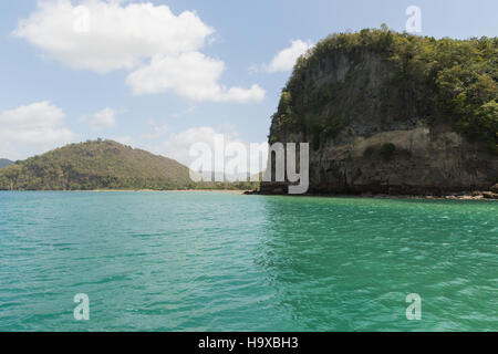 Vue depuis un catamaran au large de la côte de St Lucia dans les Caraïbes Banque D'Images