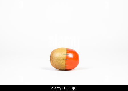 Frankenfruit - le kiwi et la tomate Banque D'Images