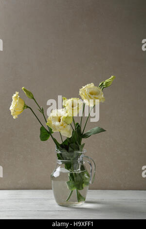 Fleurs en pot de verre, eustomia closeup Banque D'Images