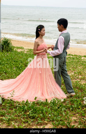 Couples nuptiales à Sanya, sur l'île de Hainan, Chine Banque D'Images