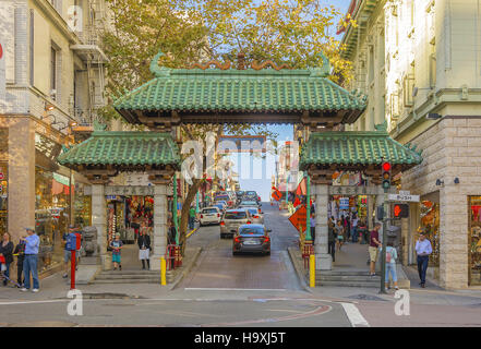 San Francisco, CA, USA, 23 octobre 2016 ; La Porte du Dragon dans le quartier chinois de San Francisco Banque D'Images