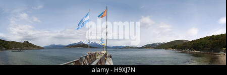 Argentine : Drapeaux et la jetée de Puerto guaraní, pays d'Amérique latine les plus au sud du bureau de poste de Bahia Ensenada, sur le canal de Beagle Banque D'Images