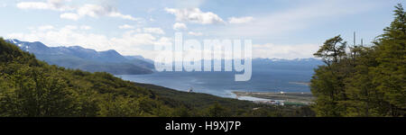 L'Argentine, Patagonie : vue panoramique de la grande baie d'Ushuaia, capitale de la Tierra del Fuego (Terre de Feu), le point le plus au sud de la ville dans le monde Banque D'Images