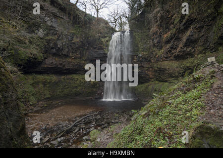 Henrhyd Cascade, Powys, Pays de Galles. Banque D'Images