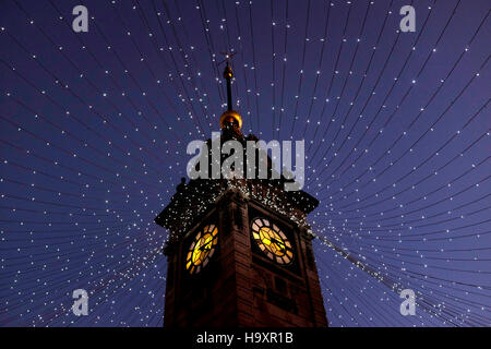 Brighton Sussex UK 25 novembre 2016 - Les lumières de Noël de Brighton sur la Tour de l'horloge à Brighton Banque D'Images