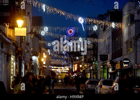 Brighton Sussex UK 25 novembre 2016 - Les lumières de Noël de Brighton avec un Mod thème dans Bond Street dans la région de North Laine Banque D'Images