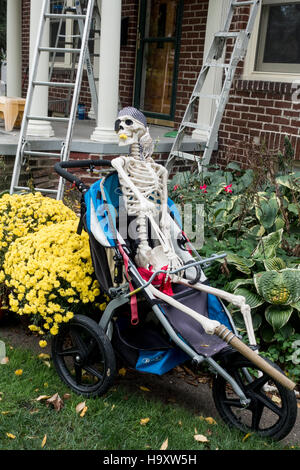 Squelette pirate pleine longueur en attente d'Halloween en relaxant poussette jogger lors de remodelage. St Paul Minnesota MN USA Banque D'Images