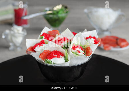 Sandwiches avec des fruits de mer dans des enveloppes de tortillas. Focus sélectif. Banque D'Images