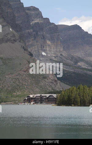 Le lac SwiftCurrent, situé dans le parc national des glaciers, offre une vue imprenable sur les glaciers et les montagnes environnantes, avec l'historique Many Glacier Hotel servant de base pour les activités de plein air et l'exploration. Banque D'Images