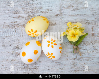 Oeufs de Pâques décorés et primevères fleurs bouquet composition Banque D'Images