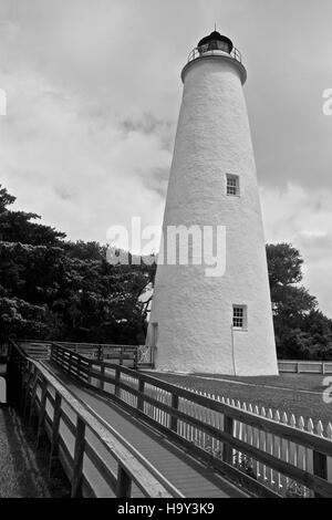 Le phare d'Ocracoke, situé sur l'île d'Ocracoke, est un symbole historique du bord de mer national de Cape Hatteras. Il aide à guider les marins tout en préservant le patrimoine naturel et culturel de l’île. Banque D'Images