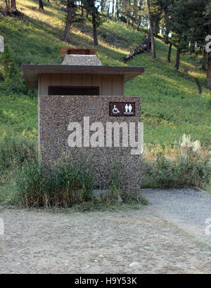 Yellowstonenps 16598285458 Slough Creek Campground vault toilettes Banque D'Images