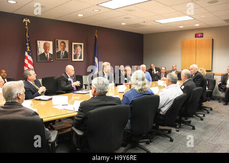 Le secrétaire Vilsack a animé une table ronde sur le Farm Bill à Kansas City, Missouri. L'événement visait à aborder la politique agricole et son impact sur le développement rural, en mettant l'accent sur la durabilité et la sécurité alimentaire. Banque D'Images