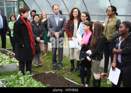 Peekskill Children a participé à un projet de jardin à l'école Harden, en apprenant sur l'agriculture durable, les systèmes alimentaires et la gérance de l'environnement. L'initiative met l'accent sur l'éducation pratique pour que les élèves s'engagent avec la nature et développent des compétences en jardinage. Banque D'Images