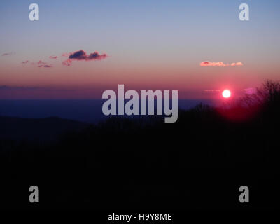 Cette photographie capture un magnifique coucher de soleil sur un parc national, mettant en valeur la beauté naturelle du paysage. Les couchers de soleil sont souvent considérés comme des moments de réflexion et sont un sujet populaire dans la photographie de la nature. L'image met en valeur l'environnement diversifié du parc, avec lumière naturelle, ciel coloré et vues sereines. Il symbolise la tranquillité et l'importance de préserver les parcs nationaux pour les générations futures. Banque D'Images