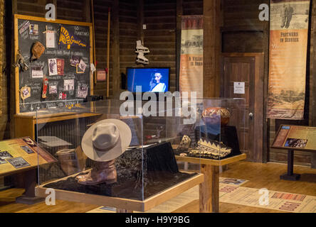 Cette photo montre le Verkamp’s Visitor Center dans le parc national du Grand Canyon, qui présente des expositions sur l’histoire, la géologie et les merveilles naturelles du parc. Il sert de ressource éducative pour les visiteurs, fournissant des informations sur l'importance culturelle et géologique du Grand Canyon. Banque D'Images