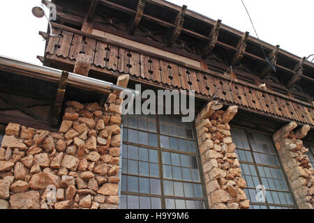 La centrale électrique historique du parc national du Grand Canyon, située dans le village de South Rim, a été construite à l'origine par Fred Harvey et le chemin de fer de Santa Fe. Il a joué un rôle clé dans le développement du parc et continue d’être une structure emblématique au sein du parc. Banque D'Images