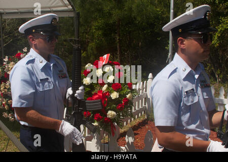 La cérémonie du 72e anniversaire au cimetière britannique, Cape Hatteras National Seashore, en 2014, a commémoré le service des marines britannique et canadienne. La Garde d’honneur, représentant la Marine britannique, la Marine canadienne et la Garde côtière américaine, a participé à l’observance respectueuse, qui a honoré ceux qui ont servi, avec des navires tels que le HMS Bedfordshire et le HMS San Delfino mentionnés. Banque D'Images
