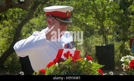 Le 72e anniversaire de la cérémonie du cimetière britannique au Cape Hatteras National Seashore en 2014 a été marqué par le salutation d'une couronne par la Marine britannique, la Marine canadienne et la Garde côtière américaine, honorant les militaires tombés au combat pendant la IIe Guerre mondiale Banque D'Images