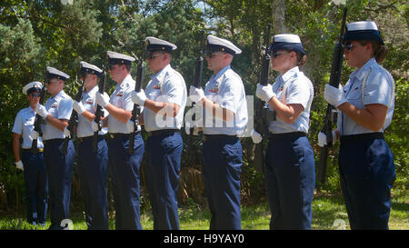 Le 72e anniversaire de la cérémonie du cimetière britannique à Cape Hatteras National Seashore en 2014 comprenait une garde d'honneur de la marine britannique et canadienne. L’événement commémore ceux qui ont servi à bord du HMS *Bedfordshire* et du HMT *Bedfordshire* pendant la première Guerre mondiale. La Garde côtière américaine a également participé à la cérémonie tenue à Ocracoke. Banque D'Images
