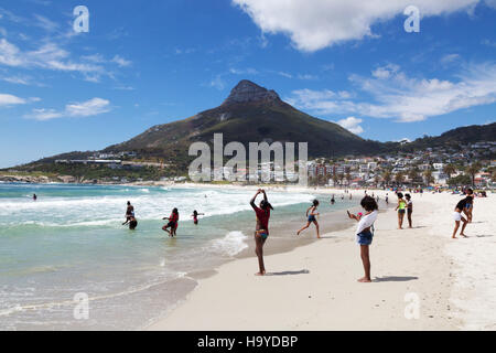 La population locale sur la plage de Camps Bay, Cape Town, Afrique du Sud Banque D'Images