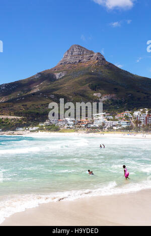 La population locale natation, plage de Camps Bay, Cape Town, Afrique du Sud Banque D'Images