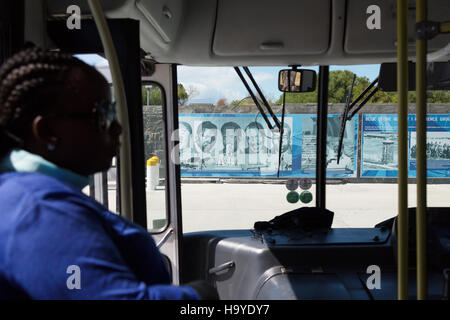 Une femme syndicat sur le bus pendant la visite du musée de Robben Island, l'île de Robben Island, Cape Town, Afrique du Sud Banque D'Images