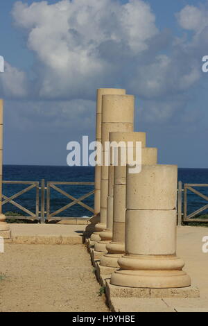 Une colonnade parmi les ruines du palais Hérode à Césarée Maritima, Israël, en 2016. Banque D'Images