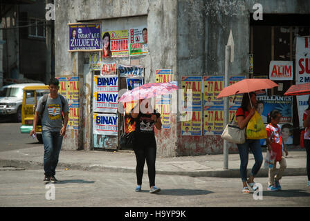 Les gens avec des parasols, Iloilo City, Philippines, Western Visayas Banque D'Images