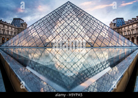 L'entrée de la pyramide de verre du Louvre, conçue par l'architecte I.M. Pei. Soir tourné en été. Banque D'Images