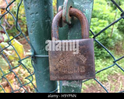 Old rusty lock cadenas fabriqué en Chine Banque D'Images