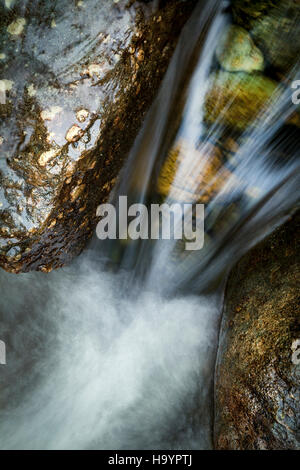 Une petite cascade entre tremplin en la vallée, lac Distraict duddon, Cumbria Banque D'Images