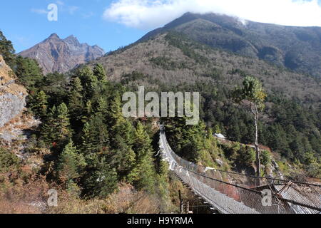 L'un des ponts de suspension le long du trek au camp de base de l'Everest, au Népal Banque D'Images