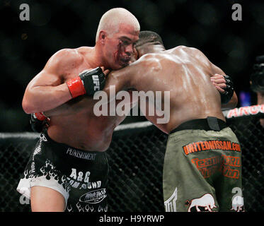 Tito Ortiz, gauche, combat Rashad Evans lors de l'UFC 73 à l'Arco Arena de Sacramento, CA, le 7 juillet 2007. Crédit photo : Francis Specker Banque D'Images