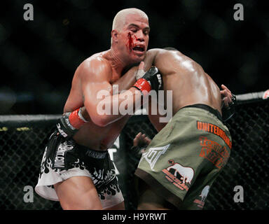 Tito Ortiz, gauche, combat Rashad Evans lors de l'UFC 73 à l'Arco Arena de Sacramento, CA, le 7 juillet 2007. Crédit photo : Francis Specker Banque D'Images