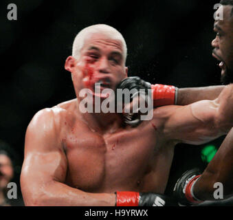 Tito Ortiz, gauche, combat Rashad Evans lors de l'UFC 73 à l'Arco Arena de Sacramento, CA, le 7 juillet 2007. Crédit photo : Francis Specker Banque D'Images