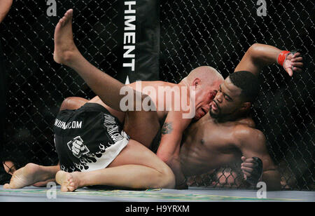 Tito Ortiz, gauche, combat Rashad Evans lors de l'UFC 73 à l'Arco Arena de Sacramento, CA, le 7 juillet 2007. Crédit photo : Francis Specker Banque D'Images