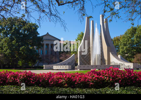 Ingénierie Purdue Fontaine avec Hovde (Mairie) en arrière-plan, campus de l'Université de Purdue, West Lafayette, Indiana, United States Banque D'Images