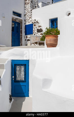 Petite porte d'une petite chambre d'hôtel à côté d'un escalier menant aux autres chambres à Imerovigli, Santorini, Grèce Banque D'Images