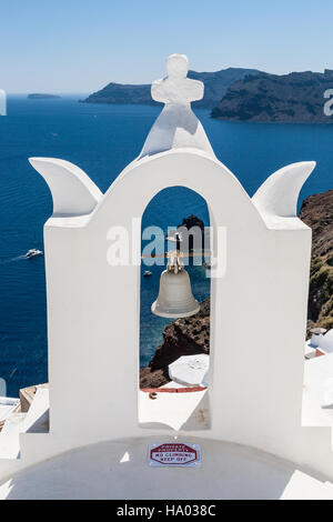 Clocher de l'église grecque orthodoxe à Oia, Santorin, Grèce surplombant la mer Méditerranée Banque D'Images