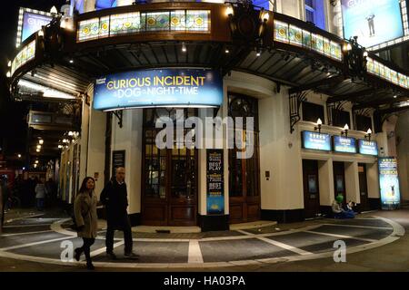 La performance de Le bizarre incident du chien pendant la nuit est annulée au Gielgud Theatre sur Shaftesbury Avenue, comme une coupure de courant a plongé certaines parties du centre de Londres dans l'obscurité. Banque D'Images