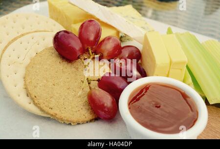 Sélection de fromages et de biscuits - filtre appliqué Banque D'Images