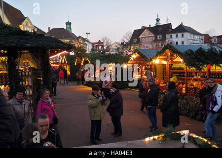 Marché de Noël, l'Allemagne, des stands de cadeaux dans un marché des vacances à thème médiéval à Esslingen, Allemagne. Banque D'Images