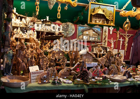 Marché de Noël, l'Allemagne, des stands de cadeaux dans un marché des vacances à thème médiéval à Esslingen, Allemagne. Banque D'Images